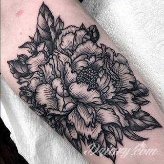 Niesamowite w swojej formie tatuaże-rękawy zajmują cała powierzchnię ramiona i przedramiona. Tworzą jednolitą zdobiącą ciało całość. Taki graficzny rękaw na skórze to tatuaż szczególnie ciekawy w przypadku aktywnych, silnych mężczyzn. 