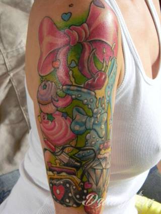Niesamowite w swojej formie tatuaże-rękawy zajmują cała powierzchnię ramiona i przedramiona. Tworzą jednolitą zdobiącą ciało całość. Taki graficzny rękaw na skórze to tatuaż szczególnie ciekawy w przypadku aktywnych, silnych mężczyzn. 