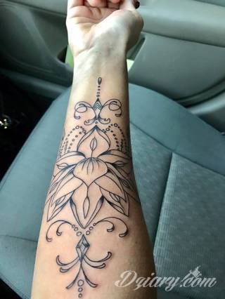 Niesamowite w swojej formie tatuaże-rękawy zajmują cała powierzchnię ramiona i przedramiona. Tworzą jednolitą zdobiącą ciało całość. Taki graficzny rękaw na skórze to tatuaż szczególnie ciekawy w przypadku aktywnych, silnych mężczyzn. 