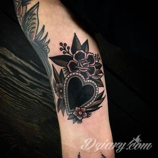 Niesamowite w swojej formie tatuaże-rękawy zajmują cała powierzchnię ramiona i przedramiona. Tworzą jednolitą zdobiącą ciało całość. Taki graficzny rękaw na skórze to tatuaż szczególnie ciekawy w przypadku aktywnych, silnych mężczyzn. 