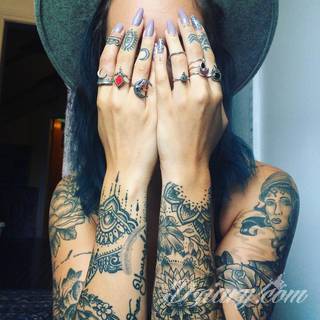 Niesamowite w swojej formie tatuaże-rękawy zajmują cała powierzchnię ramiona i przedramiona. Tworzą jednolitą zdobiącą ciało całość. Taki graficzny rękaw na skórze to tatuaż szczególnie ciekawy w przypadku aktywnych, silnych mężczyzn. 