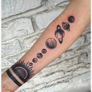 Niesamowite w swojej formie tatuaże-rękawy zajmują cała powierzchnię ramiona i przedramiona. Tworzą jednolitą zdobiącą ciało całość. Taki graficzny rękaw na skórze to tatuaż szczególnie ciekawy w przypadku aktywnych, silnych mężczyzn. 