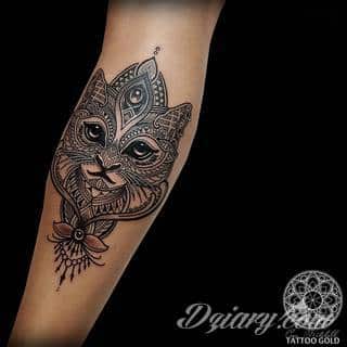 Niesamowite w swojej formie tatuaże-rękawy zajmują cała powierzchnię ramiona i przedramiona. Tworzą jednolitą zdobiącą ciało całość. Taki graficzny rękaw na skórze to tatuaż szczególnie ciekawy w przypadku aktywnych, silnych mężczyzn. 