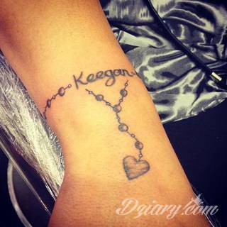 Niesamowite w swojej formie tatuaże-rękawy zajmują cała powierzchnię ramiona i przedramiona. Tworzą jednolitą zdobiącą ciało całość. Taki graficzny rękaw na skórze to tatuaż szczególnie ciekawy w przypadku aktywnych, silnych mężczyzn. 