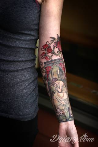 Niesamowite w swojej formie tatuaże-rękawy zajmują cała powierzchnię ramiona i przedramiona. Tworzą jednolitą zdobiącą ciało całość. Taki graficzny rękaw na skórze to tatuaż szczególnie ciekawy w przypadku aktywnych, silnych mężczyzn. 