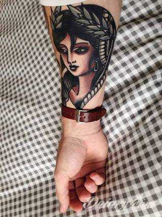 Niesamowite w swojej formie tatuaże-rękawy zajmują cała powierzchnię ramiona i przedramiona. Tworzą jednolitą zdobiącą ciało całość. Taki graficzny rękaw na skórze to tatuaż szczególnie ciekawy w przypadku aktywnych, silnych mężczyzn. 