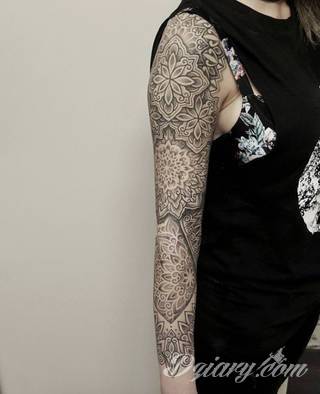 Niesamowite w swojej formie tatuaże-rękawy zajmują cała powierzchnię ramiona i przedramiona. Tworzą jednolitą zdobiącą ciało całość. Taki graficzny rękaw na skórze to tatuaż szczególnie ciekawy w przypadku aktywnych, silnych mężczyzn. 