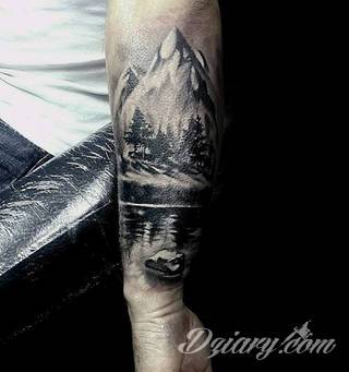 Niesamowite w swojej formie tatuaże-rękawy zajmują cała powierzchnię ramiona i przedramiona. Tworzą jednolitą zdobiącą ciało całość. Taki graficzny rękaw na skórze to tatuaż szczególnie ciekawy w przypadku aktywnych, silnych mężczyzn. 