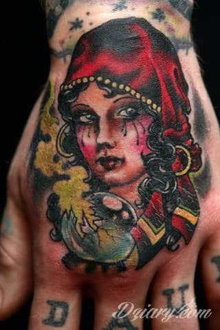 Niesamowite w swojej formie tatuaże-rękawy zajmują cała powierzchnię ramiona i przedramiona. Tworzą jednolitą zdobiącą ciało całość. Taki graficzny rękaw na skórze to tatuaż szczególnie ciekawy w przypadku aktywnych, silnych mężczyzn. 