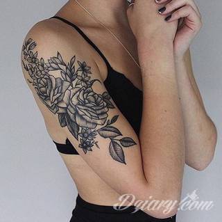 Niesamowite w swojej formie tatuaże-rękawy zajmują cała powierzchnię ramiona i przedramiona. Tworzą jednolitą zdobiącą ciało całość. Taki graficzny rękaw na skórze to tatuaż szczególnie ciekawy w przypadku aktywnych, silnych mężczyzn. 