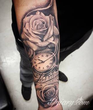 Niesamowite w swojej formie tatuaże-rękawy zajmują cała powierzchnię ramiona i przedramiona. Tworzą jednolitą zdobiącą ciało całość. Taki graficzny rękaw na skórze to tatuaż szczególnie ciekawy w przypadku aktywnych, silnych mężczyzn. 