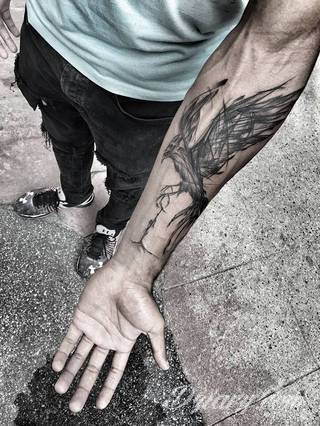Niesamowite w swojej formie tatuaże-rękawy zajmują cała powierzchnię ramiona i przedramiona. Tworzą jednolitą zdobiącą ciało całość. Taki graficzny rękaw na skórze to tatuaż szczególnie ciekawy w przypadku aktywnych, silnych mężczyzn. 