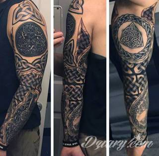 Niesamowite w swojej formie tatuaże-rękawy zajmują cała powierzchnię ramiona i przedramiona. Tworzą jednolitą zdobiącą ciało całość. Taki graficzny rękaw na skórze to tatuaż szczególnie ciekawy w przypadku aktywnych, silnych mężczyzn. 