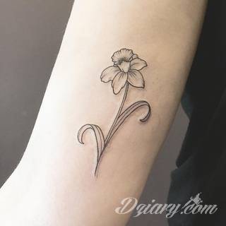 Niesamowite w swojej formie tatuaże-rękawy zajmują cała powierzchnię ramiona i przedramiona. Tworzą jednolitą zdobiącą ciało całość. Taki graficzny rękaw na skórze to tatuaż szczególnie ciekawy w przypadku aktywnych, silnych mężczyzn. 