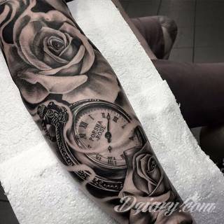 Niesamowite w swojej formie tatuaże-rękawy zajmują cała powierzchnię ramiona i przedramiona. Tworzą jednolitą zdobiącą ciało całość. Taki graficzny rękaw na skórze to tatuaż szczególnie ciekawy w przypadku aktywnych, silnych mężczyzn. 