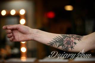 Niesamowite w swojej formie tatuaże-rękawy zajmują cała powierzchnię ramiona i przedramiona. Tworzą jednolitą zdobiącą ciało całość. Taki graficzny rękaw na skórze to tatuaż szczególnie ciekawy w przypadku aktywnych, silnych mężczyzn. 