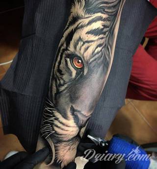 Niesamowite w swojej formie tatuaże-rękawy zajmują cała powierzchnię ramiona i przedramiona. Tworzą jednolitą zdobiącą ciało całość. Taki graficzny rękaw na skórze to tatuaż szczególnie ciekawy w przypadku aktywnych, silnych mężczyzn. 