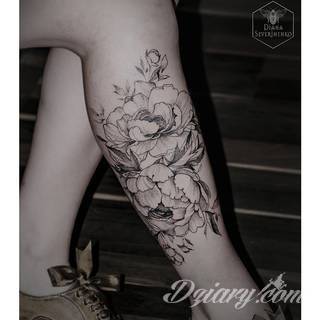 Niesamowite w swojej formie tatuaże-rękawy zajmują cała powierzchnię ramiona i przedramiona. Tworzą jednolitą zdobiącą ciało całość. Taki graficzny rękaw na skórze to tatuaż szczególnie ciekawy w przypadku aktywnych, silnych mężczyzn. 