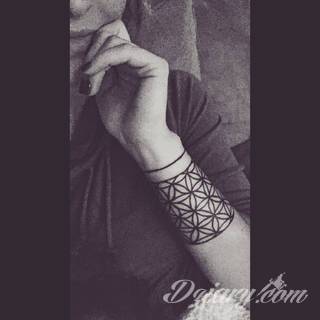 Niesamowite w swojej formie tatuaże-rękawy zajmują cała powierzchnię ramiona i przedramiona. Tworzą jednolitą zdobiącą ciało całość. Taki graficzny rękaw na skórze to tatuaż szczególnie ciekawy w przypadku aktywnych, silnych mężczyzn. 