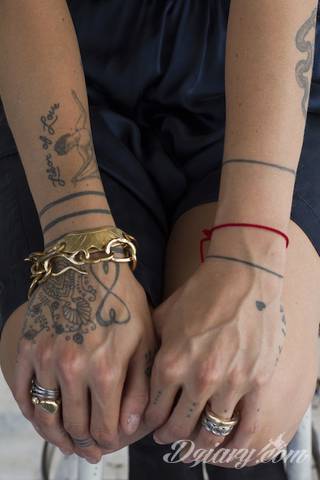 Niesamowite w swojej formie tatuaże-rękawy zajmują cała powierzchnię ramiona i przedramiona. Tworzą jednolitą zdobiącą ciało całość. Taki graficzny rękaw na skórze to tatuaż szczególnie ciekawy w przypadku aktywnych, silnych mężczyzn. 