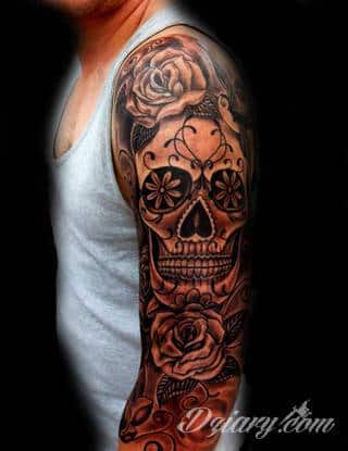 Niesamowite w swojej formie tatuaże-rękawy zajmują cała powierzchnię ramiona i przedramiona. Tworzą jednolitą zdobiącą ciało całość. Taki graficzny rękaw na skórze to tatuaż szczególnie ciekawy w przypadku aktywnych, silnych mężczyzn. 