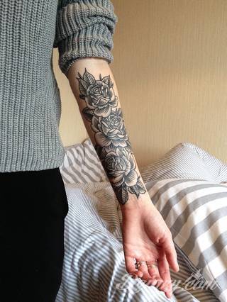 Niesamowite w swojej formie tatuaże-rękawy zajmują cała powierzchnię ramiona i przedramiona. Tworzą jednolitą zdobiącą ciało całość. Taki graficzny rękaw na skórze to tatuaż szczególnie ciekawy w przypadku aktywnych, silnych mężczyzn. 