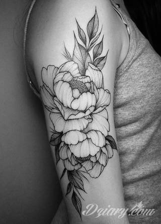 Niesamowite w swojej formie tatuaże-rękawy zajmują cała powierzchnię ramiona i przedramiona. Tworzą jednolitą zdobiącą ciało całość. Taki graficzny rękaw na skórze to tatuaż szczególnie ciekawy w przypadku aktywnych, silnych mężczyzn. 