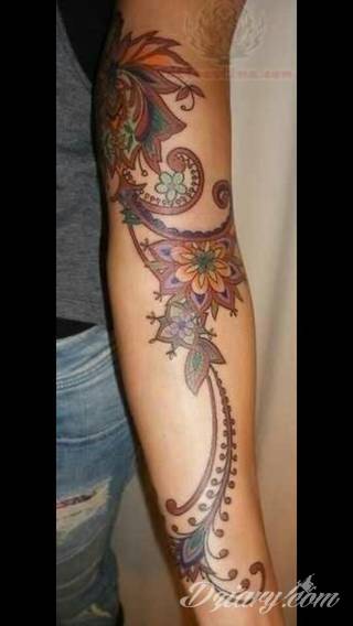 Niesamowite w swojej formie tatuaże-rękawy zajmują cała powierzchnię ramiona i przedramiona. Tworzą jednolitą zdobiącą ciało całość. Taki graficzny rękaw na skórze to tatuaż szczególnie ciekawy w przypadku aktywnych, silnych mężczyzn. 