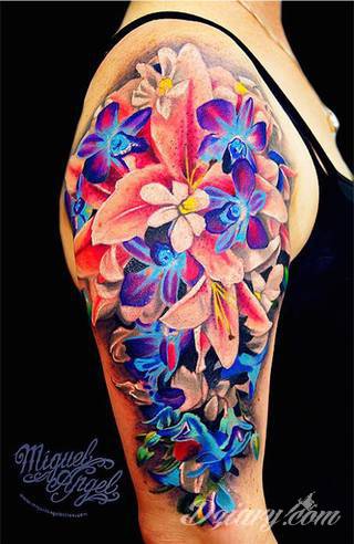 Niesamowite w swojej formie tatuaże-rękawy zajmują cała powierzchnię ramiona i przedramiona. Tworzą jednolitą zdobiącą ciało całość. Taki graficzny rękaw na skórze to tatuaż szczególnie ciekawy w przypadku aktywnych, silnych mężczyzn. 