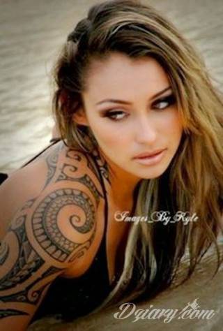 Niesamowite w swojej formie tatuaże-rękawy zajmują cała powierzchnię ramiona i przedramiona. Tworzą jednolitą zdobiącą ciało całość. Taki graficzny rękaw na skórze to tatuaż szczególnie ciekawy w przypadku aktywnych, silnych mężczyzn. 