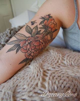 Niesamowite w swojej formie tatuaże-rękawy zajmują cała powierzchnię ramiona i przedramiona. Tworzą jednolitą zdobiącą ciało całość. Taki graficzny rękaw na skórze to tatuaż szczególnie ciekawy w przypadku aktywnych, silnych mężczyzn. 