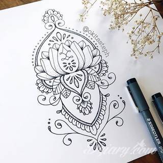 Niesamowite w swojej formie tatuaże-rękawy zajmują cała powierzchnię ramiona i przedramiona. Tworzą jednolitą zdobiącą ciało całość. Taki graficzny rękaw na skórze to tatuaż szczególnie ciekawy w przypadku aktywnych, silnych mężczyzn. 