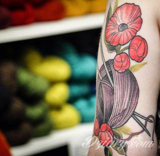 Niesamowite w swojej formie tatuaże-rękawy zajmują cała powierzchnię ramiona i przedramiona. Tworzą jednolitą zdobiącą ciało całość. Taki graficzny rękaw na skórze to tatuaż szczególnie ciekawy w przypadku aktywnych, silnych mężczyzn. 