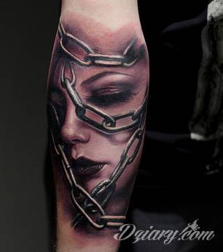 Niesamowite w swojej formie tatuaże-rękawy zajmują cała powierzchnię ramiona i przedramiona. Tworzą jednolitą zdobiącą ciało całość. Taki graficzny rękaw na skórze to tatuaż szczególnie ciekawy w przypadku aktywnych, silnych mężczyzn. 