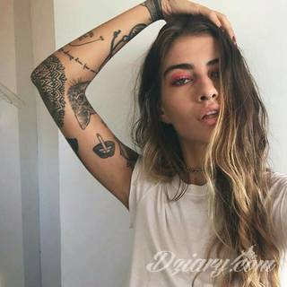 Niesamowite w swojej formie tatuaże-rękawy zajmują cała powierzchnię ramiona i przedramiona. Tworzą jednolitą zdobiącą ciało całość. Taki graficzny rękaw na skórze to tatuaż szczególnie ciekawy w przypadku aktywnych, silnych mężczyzn. 