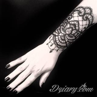 Niesamowite w swojej formie tatuaże-rękawy zajmują cała powierzchnię ramiona i przedramiona. Tworzą jednolitą zdobiącą ciało całość. Taki graficzny rękaw na skórze to tatuaż szczególnie ciekawy w przypadku aktywnych, silnych mężczyzn. 