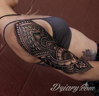 Niesamowite w swojej formie tatuaże-rękawy zajmują cała powierzchnię ramiona i przedramiona. Tworzą jednolitą zdobiącą ciało całość. Taki graficzny rękaw na skórze to tatuaż szczególnie ciekawy w przypadku aktywnych, silnych mężczyzn. 