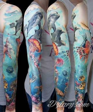 Niesamowite w swojej formie tatuaże-rękawy zajmują cała powierzchnię ramiona i przedramiona. Tworzą jednolitą zdobiącą ciało całość. Taki graficzny rękaw na skórze to tatuaż szczególnie ciekawy w przypadku aktywnych, silnych mężczyzn. 