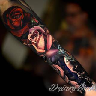 Niesamowite w swojej formie tatuaże-rękawy zajmują cała powierzchnię ramiona i przedramiona. Tworzą jednolitą zdobiącą ciało całość. Taki graficzny rękaw na skórze to tatuaż szczególnie ciekawy w przypadku aktywnych, silnych mężczyzn. 