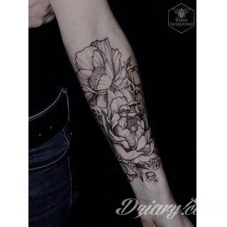 Niesamowite w swojej formie tatuaże-rękawy zajmują cała powierzchnię ramiona i przedramiona. Tworzą jednolitą zdobiącą ciało całość. Taki graficzny rękaw na skórze to tatuaż szczególnie ciekawy w przypadku aktywnych, silnych mężczyzn. 