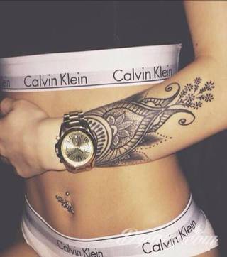 Niesamowite w swojej formie tatuaże-rękawy zajmują cała powierzchnię ramiona i przedramiona. Tworzą jednolitą zdobiącą ciało całość. Taki graficzny rękaw na skórze to tatuaż szczególnie ciekawy w przypadku aktywnych, silnych mężczyzn. 