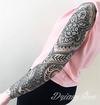 Niesamowite w swojej formie tatuaże-rękawy zajmują cała powierzchnię ramiona i przedramiona. Tworzą jednolitą zdobiącą ciało całość. Taki graficzny rękaw na skórze to tatuaż szczególnie ciekawy w przypadku aktywnych, silnych mężczyzn. 