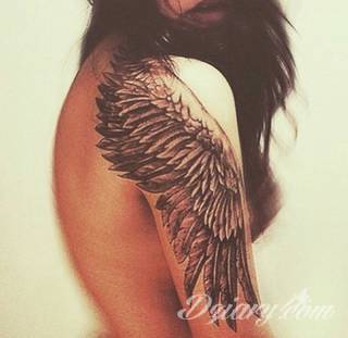 Niesamowite w swojej formie tatuaże-rękawy zajmują cała powierzchnię ramiona i przedramiona. Tworzą jednolitą zdobiącą ciało całość. Taki graficzny rękaw na skórze to tatuaż szczególnie ciekawy w przypadku aktywnych, silnych mężczyzn. 