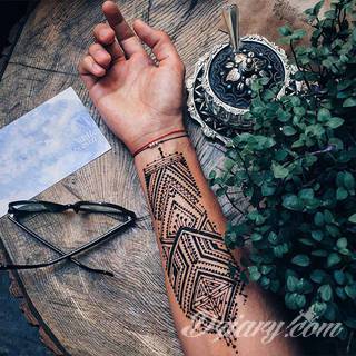 Niesamowite w swojej formie tatuaże-rękawy zajmują cała powierzchnię ramiona i przedramiona. Tworzą jednolitą zdobiącą ciało całość. Taki graficzny rękaw na skórze to tatuaż szczególnie ciekawy w przypadku aktywnych, silnych mężczyzn. 