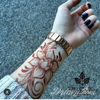 Niesamowite w swojej formie tatuaże-rękawy zajmują cała powierzchnię ramiona i przedramiona. Tworzą jednolitą zdobiącą ciało całość. Taki graficzny rękaw na skórze to tatuaż szczególnie ciekawy w przypadku aktywnych, silnych mężczyzn. 