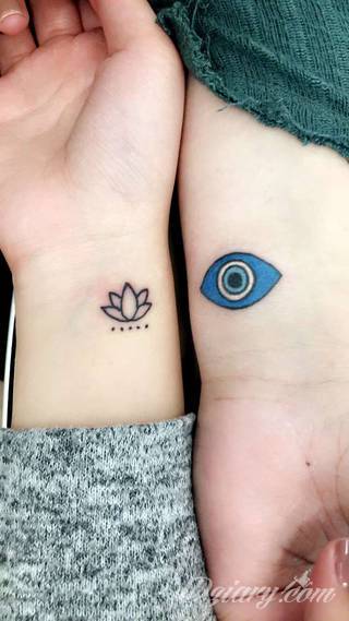 Niesamowite w swojej formie tatuaże-rękawy zajmują cała powierzchnię ramiona i przedramiona. Tworzą jednolitą zdobiącą ciało całość. Taki graficzny rękaw na skórze to tatuaż szczególnie ciekawy w przypadku aktywnych, silnych mężczyzn. 