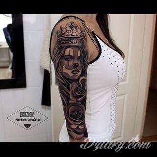 Niesamowite w swojej formie tatuaże-rękawy zajmują cała powierzchnię ramiona i przedramiona. Tworzą jednolitą zdobiącą ciało całość. Taki graficzny rękaw na skórze to tatuaż szczególnie ciekawy w przypadku aktywnych, silnych mężczyzn. 