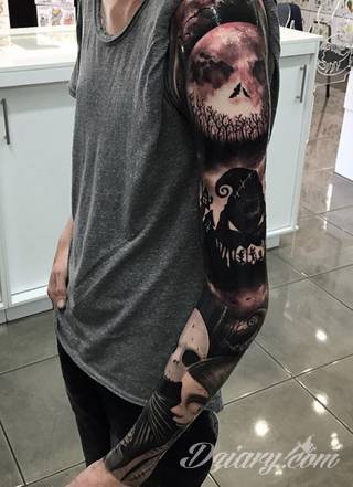 Niesamowite w swojej formie tatuaże-rękawy zajmują cała powierzchnię ramiona i przedramiona. Tworzą jednolitą zdobiącą ciało całość. Taki graficzny rękaw na skórze to tatuaż szczególnie ciekawy w przypadku aktywnych, silnych mężczyzn. 