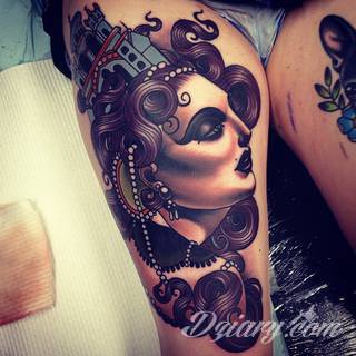 Niesamowite w swojej formie tatuaże-rękawy zajmują cała powierzchnię ramiona i przedramiona. Tworzą jednolitą zdobiącą ciało całość. Taki graficzny rękaw na skórze to tatuaż szczególnie ciekawy w przypadku aktywnych, silnych mężczyzn. 