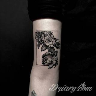 Niesamowite w swojej formie tatuaże-rękawy zajmują cała powierzchnię ramiona i przedramiona. Tworzą jednolitą zdobiącą ciało całość. Taki graficzny rękaw na skórze to tatuaż szczególnie ciekawy w przypadku aktywnych, silnych mężczyzn. 